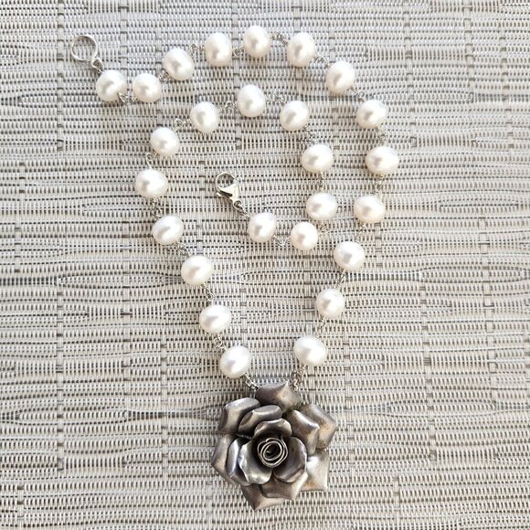 NECKLACE WHITE PEARL WITH SILVER ROSE PENDANT.